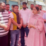 मालविका सूद शेखांवाला चौक पर दुकानदारों के विरोध का समर्थन करती हैंउन्…